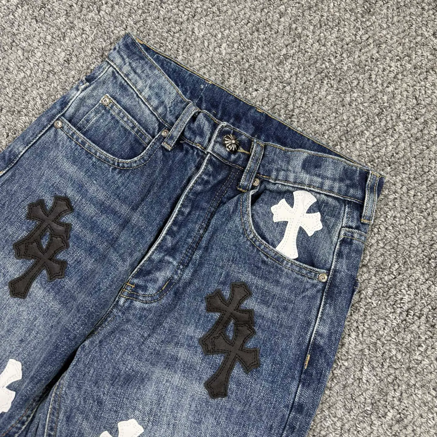 P240 model number: H862 chrome hearts & chrome hearts Micro-flared bamboo jeans Three-dimensional version Loose and comfortable, not picky about the body shape Makes you look taller and slimmer Factory quality control Original factory quality control Same style for men and women Can be matched with couples Versatile recommendation Must-have jeans for all seasons Fashionistas have been disappointed From the quality selection of fabrics, the tailoring of details, and the matching of patterns are impeccable! The upper body is so handsome when worn...it can be easily worn by men, women and children! The craftsmanship is made of heavy-duty washed pure cotton denim fabric. After washing, it is soft and thick and looks very stylish when worn. Size: 28, 30, 32, 34, 36 (S-XXL) Color: black